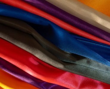Odkryj moc tkanin: wybierz materiały, które podkręcą styl Twojego nowoczesnego wnętrza