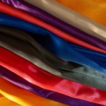 Odkryj moc tkanin: wybierz materiały, które podkręcą styl Twojego nowoczesnego wnętrza